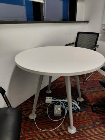 ZSS26015-Item 017-Dia900 Round Table w/ single legs