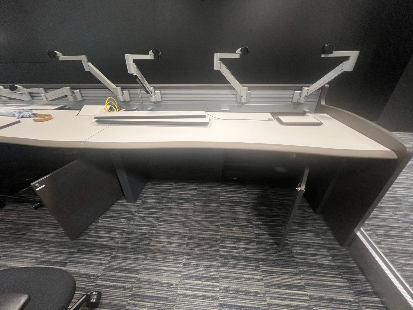 002-ZSS25033-Dealing Desk w/ access rail