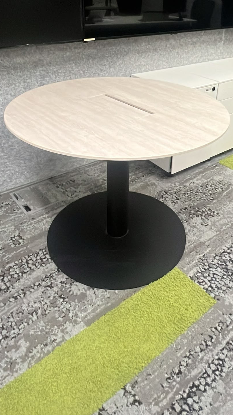 ZSS26016-Item 047-Round Table w/ monoleg base
