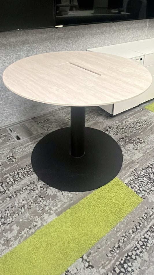 ZSS26016-Item 047-Round Table w/ monoleg base